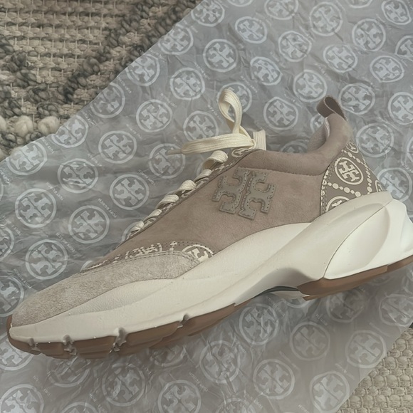 TORY BURCH SIZE 9 WOMENS LIGHT BEIGE MONOGRAM TRAINERS - Picture 6 of 11